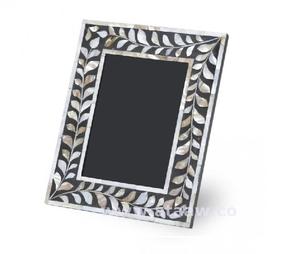 Marcos de fotos de madera con acabado en nogal de estilo antiguo para certificados y regalos personalizados disponibles a precios más bajos. - Product Image 2