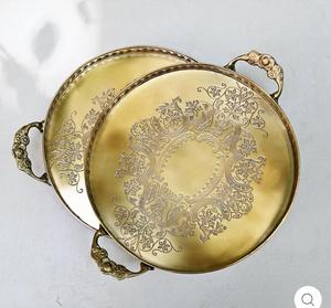 ถาดทองเหลืองลายดอกไม้แบบนูนพร้อมหูจับ จานเสิร์ฟทรงกลมสำหรับตกแต่ง - Product Image 3