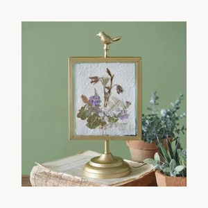 Cadre photo en métal élégant, design personnalisé et moderne, cadre décoratif pour photos, accent de luxe pour la maison - Product Image 1