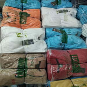 Lote de Excedentes de Ropa de Bangladesh: Camisetas Polo de Algodón Piqué de Marca Famosa con Diseño de Cremallera, Varios Colores, Pantalones Cortos Estilo Golf con Botones al por Mayor - Product Image 3