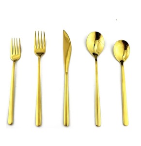 Ensemble de couverts en métal doré rose de qualité supérieure, conçu pour une présentation élégante lors des repas. - Product Image 6