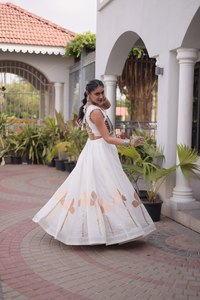 Conjunto de Lehenga de Seda Romana al por Mayor con Diseño Exclusivo, Adorno Pan Patti Gota, Blusa de Encaje con Espejos y Acabado Listo para Usar - Product Image 5