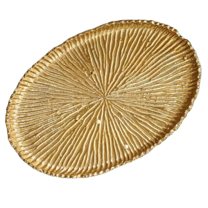 Assiette décorative ovale en métal doré avec motif végétal gravé, style glamour fait main - Product Image 1