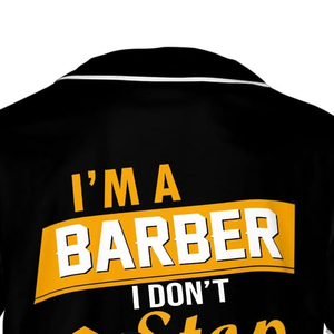 Nueva llegada: Ropa de trabajo para barberos, camisa con sublimación de logotipo personalizado, bata lavable, camiseta de barbero, estilo jersey de béisbol para barbero - Product Image 3