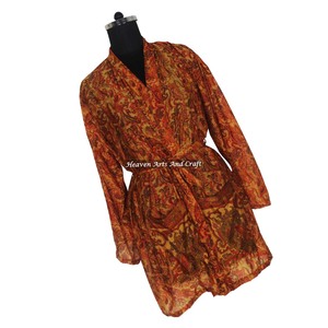 KS008 Hermoso Kimono Vintage de Seda, Sari Corto de Seda Hecho a Mano para Mujer con Bolsillos y Cinturón OEM - Product Image 2
