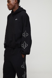 Sudadera con capucha negra para hombre, con detalle de flor de diamantes de imitación en la manga, de algodón grueso y forro polar, estilo oversize, fabricación de ropa urbana. - Product Image 4