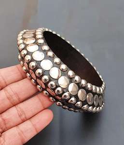 Brazaletes de latón hechos a mano con diseño moderno en relieve, diseño personalizado, accesorios para niñas de Universal Overseas en India. - Product Image 2