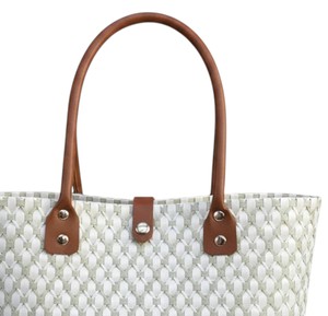 Sac à main en plastique tissé blanc olive de créateur et sac fait main avec une bandoulière en cuir marron de qualité supérieure pour femme - Product Image 3