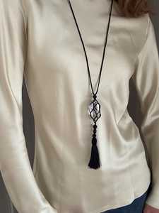 Collier pendentif en macramé en quartz clair fait main, bijou en pierre naturelle de guérison avec pompon, long collier bohème en pierres précieuses - Product Image 6