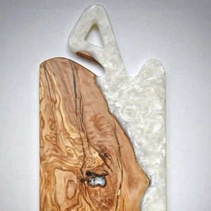 Planche à charcuterie artisanale en bois de pin et résine, planche à fromage faite à la main, design rivière - Product Image 3