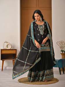 Traje Sharara Punjabi de Diseñador con Palazzo y Dupatta de Seda Vichitra Pesada con Bordado y Lentejuelas - Product Image 3