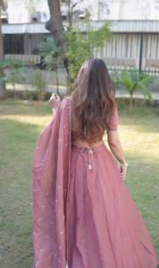 Ensemble Lehenga en Soie Tissée avec Perles, Modèle Noor, Broderie de Perles Elara Luxe, Longueur Ras du Sol, Tenue de Mariage et de Soirée - Product Image 4