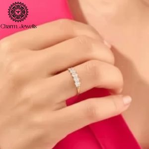 Anillo de compromiso clásico para mujer Charm_Jewells de oro de 18K con moissanita, corte baguette y engaste de canal, tipo banda de eternidad - Product Image 2