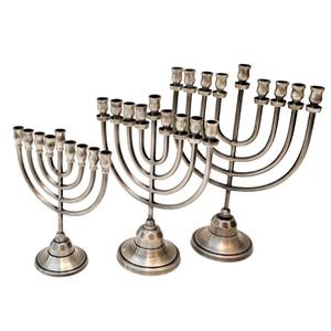 Ménorah argentée à neuf branches à finition brillante avec bras fluides, porte-bougie moderne pour Hanouka juive - Product Image 3