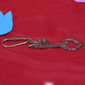 Porte-clés décapsuleur artisanal en laiton pour clés de voiture, de vélo et de maison, porte-clés en métal durable pour deux ou quatre roues - Product Image 3