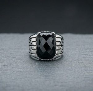Anillo Unisex Minimalista Hecho a Mano con Bisel de Plata de Ley 925 y Piedra Preciosa de Ónix Negro Facetado en Forma Rectangular de 10x14 mm - Product Image 1