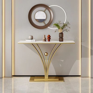 Table console élégante de couleur blanche, confectionnée avec des pieds en métal doré décoratif et un cadre incliné, disponible à prix de gros. - Product Image 3