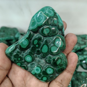 Tranche de cristal de malachite naturelle polie, dalle de pierre verte irrégulière, gemme décorative pour la maison, la méditation et la collection - Product Image 3