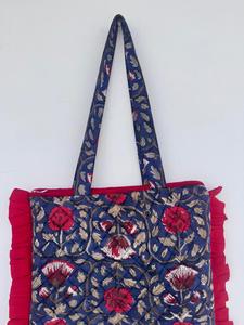 Sac fourre-tout en coton matelassé imprimé à la main style bohème vintage avec fermeture éclair, bordure à volants et longues poignées pour le shopping - Product Image 2