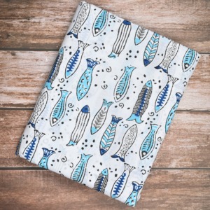 Tela de Algodón Orgánica Ecológica con Estampado de Pez Azul y Diseño Floral sobre Base Blanca, Estilo Kalamkari, para Ropa de Bebé - Product Image 1