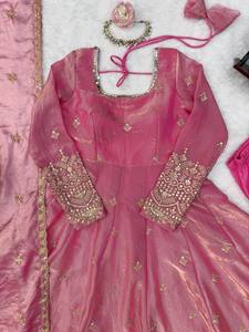 Vestido de diseñador de seda con bordado de hilo y lentejuelas, con conjunto de pantalón. - Product Image 5