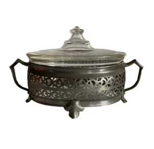 Bol de service élégant en métal filigrané avec couvercle en verre et poignées, chauffe-plat de luxe pour mariage et banquet - Product Image 1