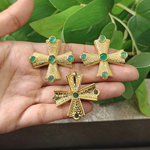 Collar de latón con colgante de cruz texturizado chapado en oro y gema de ónix verde redonda, joyería religiosa de moda para mujer - Product Image 6
