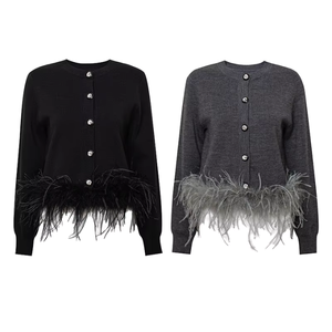 เสื้อคาร์ดิแกนถักสำหรับผู้หญิง แต่งขนนก คอวี แขนยาว สีพื้น ติดกระดุมด้านหน้า เสื้อคลุมฤดูหนาวสุดหรู - Product Image 1