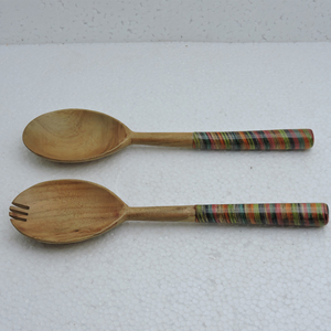 Ensemble de saladiers en émail au design moderne, bois naturel avec poignée imprimée en émail, couverts pour servir la salade, prix de gros direct. - Product Image 1