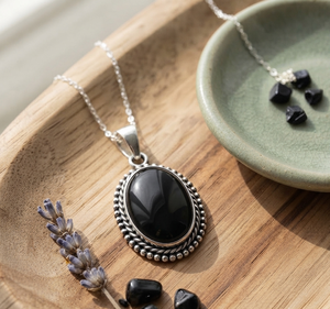 Pendentif Chrétien en Onyx Noir et Argent, Style Vintage, Bijou Ovale avec Pierre Précieuse et Bordure Perlée, pour Femme - Product Image 4