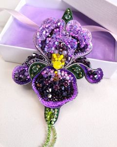Élégante broche brodée à la main avec perles, motif oiseau, pour les amateurs de mode et les collectionneurs de bijoux faits main, broderie papillon unique - Product Image 1