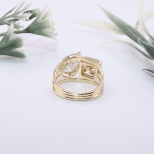 Anillo de compromiso de oro amarillo con diamantes cultivados en laboratorio Toi et Moi, corte almohada y pera, dos piedras, banda dividida, triple banda, joyería fina, regalo - Product Image 4