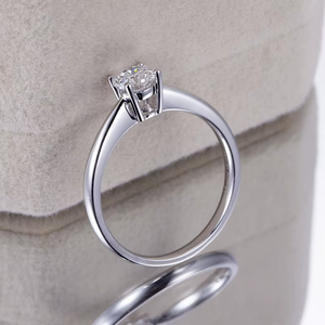 Anillo de Compromiso de Diamante Redondo de Corte Brillante Platino, Estilo Clásico, Certificado IGI, para Mujer - Product Image 1