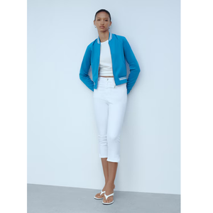 Veste universitaire tendance pour femme, confectionnée avec un matériau confortable et des détails côtelés élégants pour un style moderne au quotidien. - Product Image 2