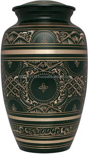 Urne traditionnelle de crémation pour adultes en laiton doré pour le stockage de restes humains avec une sculpture complexe gravée à la main - Product Image 3