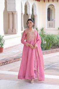 Ensemble de robe Anarkali élégante en or brodé de Zari et de paillettes avec dupatta |   Vêtements de mariage et de fête pour femmes - Product Image 5