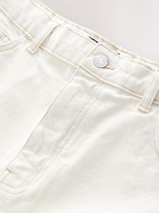 Elegantes pantalones cortos de mezclilla para hombre hechos con tela de alta calidad, suaves, transpirables y duraderos, perfectos para uso casual de verano y actividades al aire libre. - Product Image 5