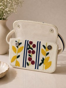 Bolso de Hombro Ligero y Ecológico con Cuentas Blancas y Patrón de Letras Bohemio, Bolso de Mano Artesanal para Eventos Nocturnos y Bodas, Shah Saloni - Product Image 1