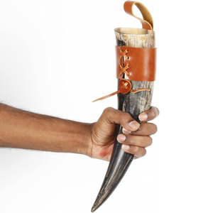 Cuerno Vikingo para Beber con Diseño de Animal Tallado, Soporte de Cuero Blanco y Negro, Cuerno 100% Natural Pulido, Ecológico, Personalización Disponible - Product Image 1