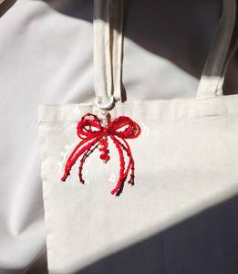 Porte-clés élégant fait main avec broderie perlée, design artistique traditionnel et détails décoratifs perlés de qualité supérieure - Product Image 1
