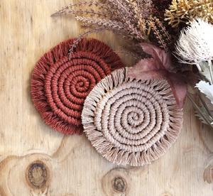 Sous-verre en macramé moderne fait main, style bohème, noué à la main - Product Image 1