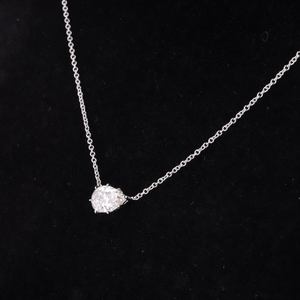 จี้เพชรทรงลูกแพร์เพาะเลี้ยงในห้องปฏิบัติการ ได้รับการรับรองจาก IGI  ตัวเรือนทองคำ โรสโกลด์ ไวท์โกลด์ หรือเงิน สี D-E-F ความใส VVS-VS พร้อมสายสร้อย - Product Image 3