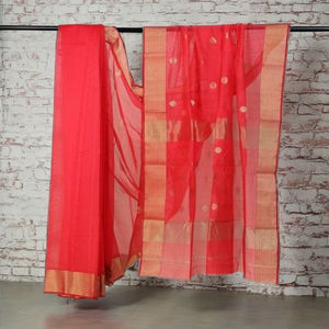 Sari en coton tissé à la main rouge avec bordure dorée |   Sari indien traditionnel léger pour les occasions festives, le quotidien et les tenues ethniques - Product Image 1