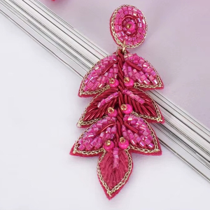Pendientes Colgantes Vibrantes Hechos a Mano con Cuentas y Hojas Rosas, Estilo Neo-Gótico, Bohemio, Floral, para Mujeres y Niñas, Ideales para Fiestas y Vacaciones - Product Image 1