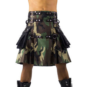 Kilt tactique pour homme en tissu camouflage woodland avec poches cargo noires - Product Image 3
