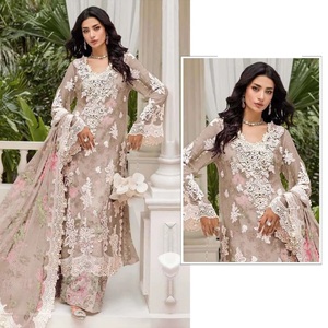 Traje pakistaní de gasa cristalina con bordado de lentejuelas, apliques en el cuello y trabajo Khatli - Product Image 1