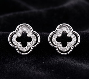 Boucles d'oreilles clous trèfle en or 18 carats avec diamants de laboratoire, fermoir à vis, bijoux fins pour femme - Product Image 3