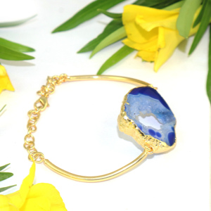 กำไลข้อมือหินธรรมชาติสีน้ำเงินทรงเจอด ประดับทอง 24K พร้อมสายปรับได้ เหมาะสำหรับโอกาสพิเศษ เช่น งานหมั้น หรือเพื่อสุขภาพ - Product Image 3