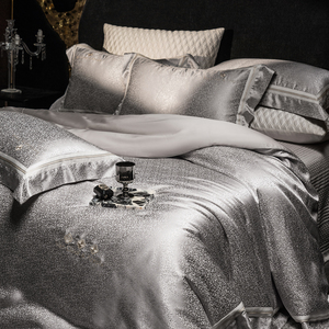 Ensemble <span class=keywords><strong>de</strong></span> literie en jacquard gris argenté <span class=keywords><strong>de</strong></span> luxe, <span class=keywords><strong>linge</strong></span> <span class=keywords><strong>de</strong></span> <span class=keywords><strong>lit</strong></span> en <span class=keywords><strong>coton</strong></span> <span class=keywords><strong>satin</strong></span>é premium 4 pièces avec brillance métallique - Product Image 1