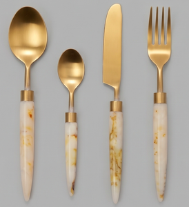 Elegante juego de cubiertos dorados con mangos de mármol, acabado mate, apto para lavavajillas, para bodas y uso en la cena. - Product Image 1